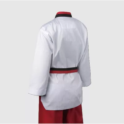 Vue de dos du Dobok Poomsae Poom TAEBAEK, haut blanc et pantalon rouge.