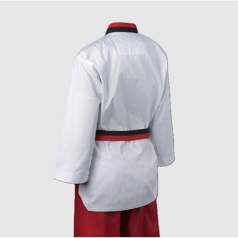Vue de dos du Dobok Poomsae Poom TAEBAEK, haut blanc et pantalon rouge.