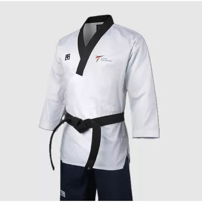 Gros plan Dobok Poomsae TAEBAEK haut blanc, col noir, ceinture noire.