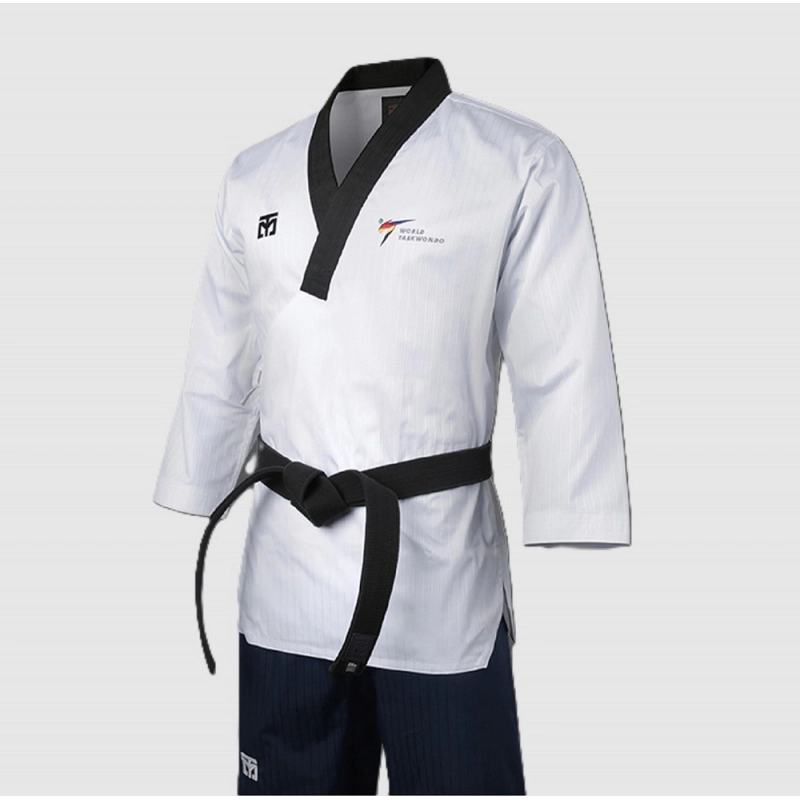 Gros plan Dobok Poomsae TAEBAEK haut blanc, col noir, ceinture noire.