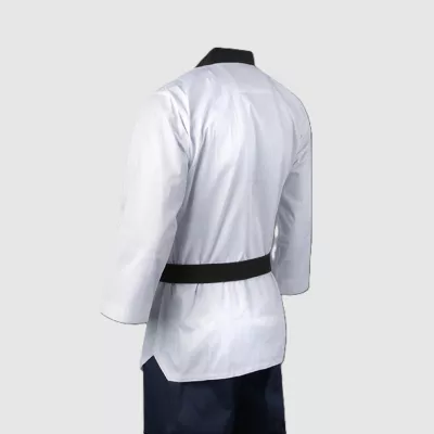 Vue de dos du Dobok Poomsae TAEBAEK blanc avec ceinture noire.