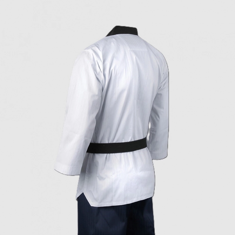 Vue de dos du Dobok Poomsae TAEBAEK blanc avec ceinture noire.