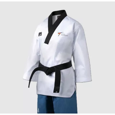 Dobok Poomsae TAEBAEK femme, haut blanc avec col et ceinture noirs.