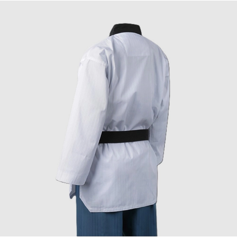 Vue de dos du Dobok Poomsae TAEBAEK femme, haut blanc et ceinture noire.