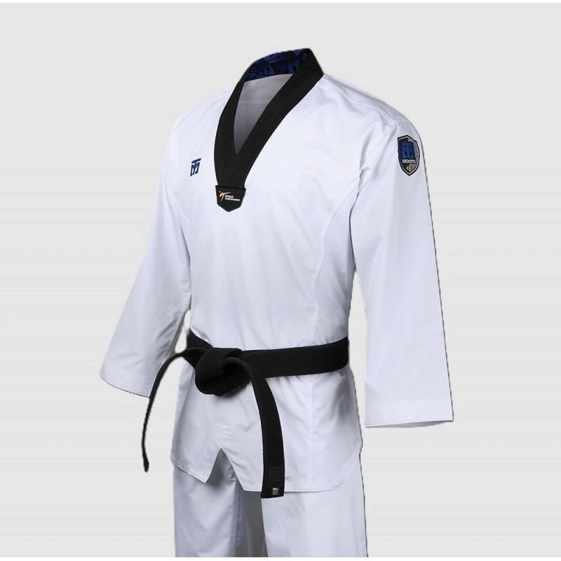 Dobok de Taekwondo MOOTO EXTERA 3, vue 3/4 haut blanc.