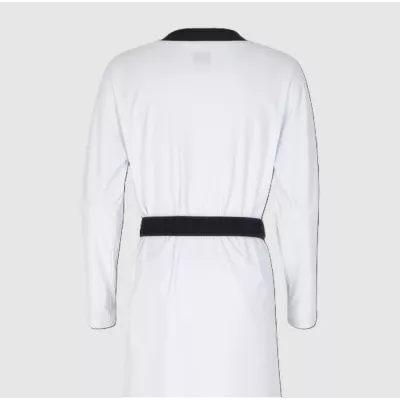 Vue de dos du Dobok Taekwondo MOOTO EXTERA Pro, haut blanc avec col noir.