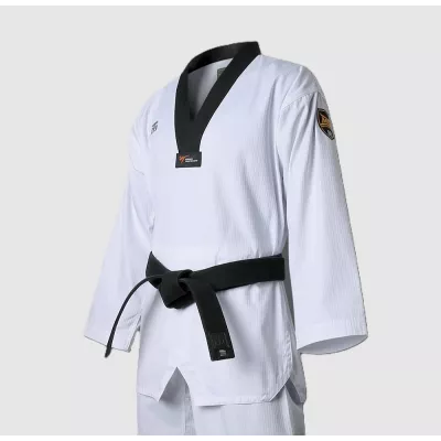 Dobok MOOTO First Class 2, vue de côté, haut blanc et pantalon blanc.