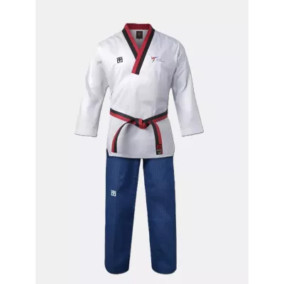 Dobok de compétition Poomsae TAEBAEK Poom, haut blanc col rouge et pantalon bleu clair.