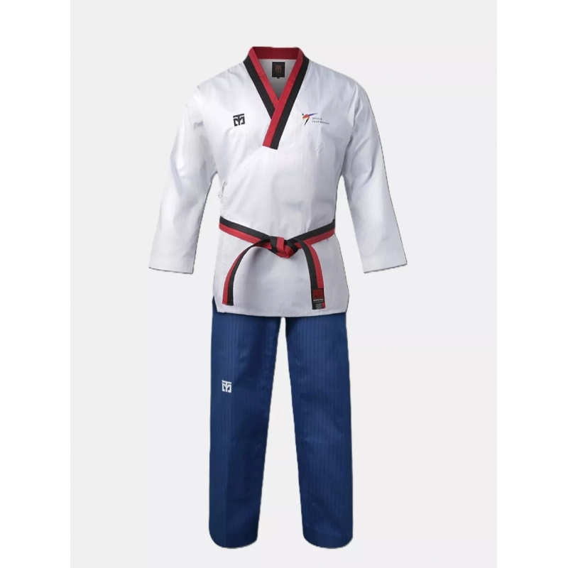 Dobok de compétition Poomsae TAEBAEK Poom, haut blanc col rouge et pantalon bleu clair.