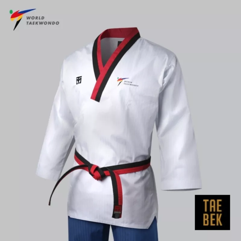Détail Dobok Poomsae TAEBAEK Poom, haut blanc et col rouge/noir.