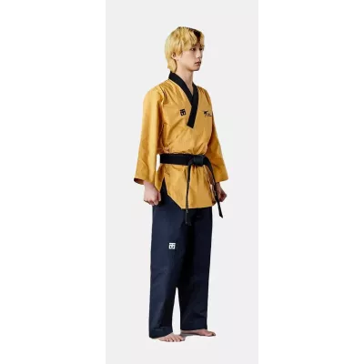 Dobok Poomsae Taekwondo homme TAEBAEK MASTER haut or et pantalon noir.