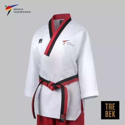 Dobok MOOTO Poomsae femme, haut blanc et pantalon rouge.