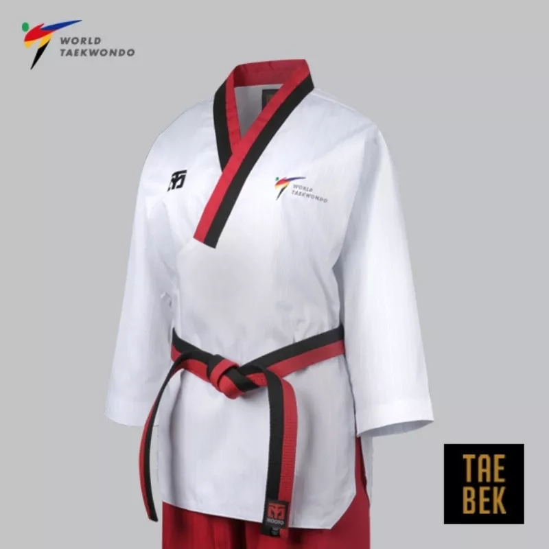 Dobok MOOTO Poomsae femme, haut blanc et pantalon rouge.