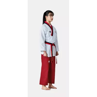 Dobok de compétition Poomsae TAEBAEK pour femme, haut blanc, pantalon rouge et col noir/rouge.