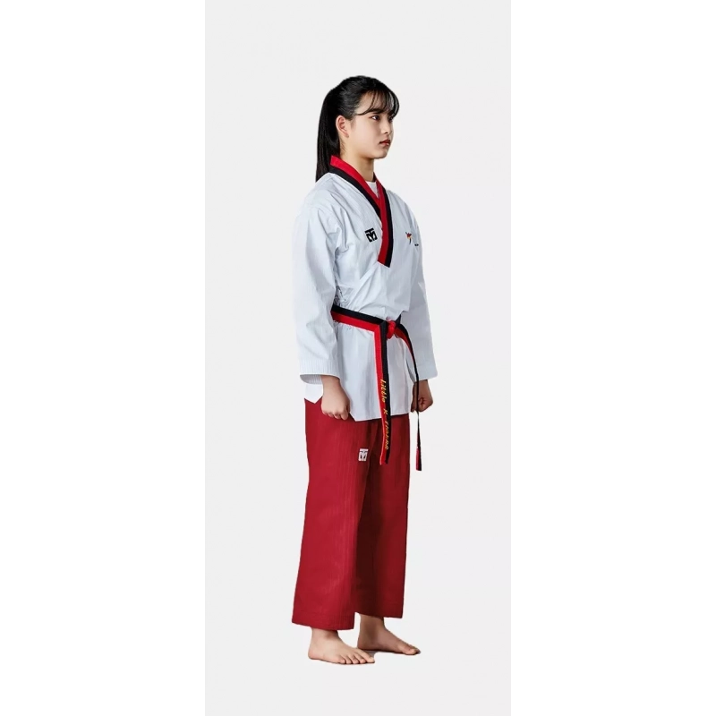 Dobok de compétition Poomsae TAEBAEK pour femme, haut blanc, pantalon rouge et col noir/rouge.