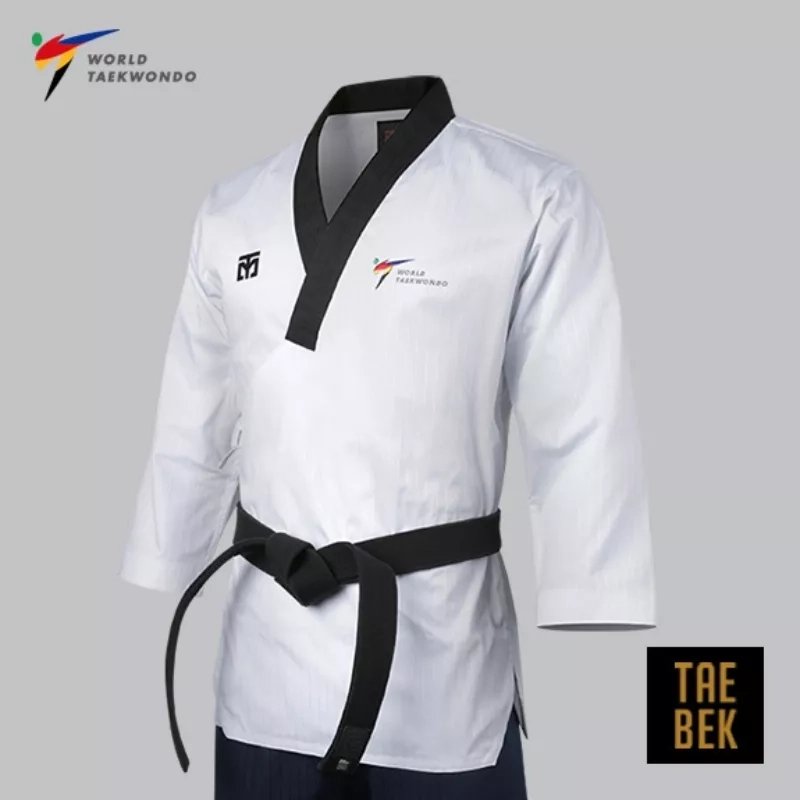 Dobok Poomsae TAEBAEK pour homme, col noir. Dobok Poomsae TAEBAEK pour homme, col noir.
