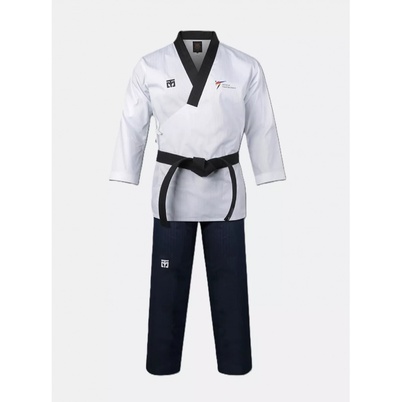 Dobok Poomsae TAEBAEK homme complet, haut blanc et pantalon bleu foncé.