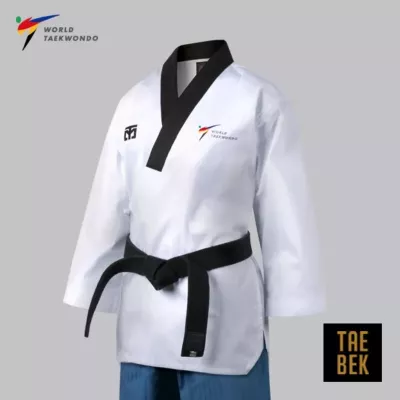 Gros plan Dobok Poomsae TAEBAEK femme, logos World Taekwondo.