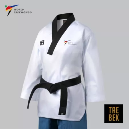 Gros plan Dobok Poomsae TAEBAEK femme, logos World Taekwondo.
