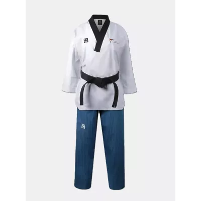 Dobok Poomsae TAEBAEK femme complet, haut blanc et pantalon bleu clair.