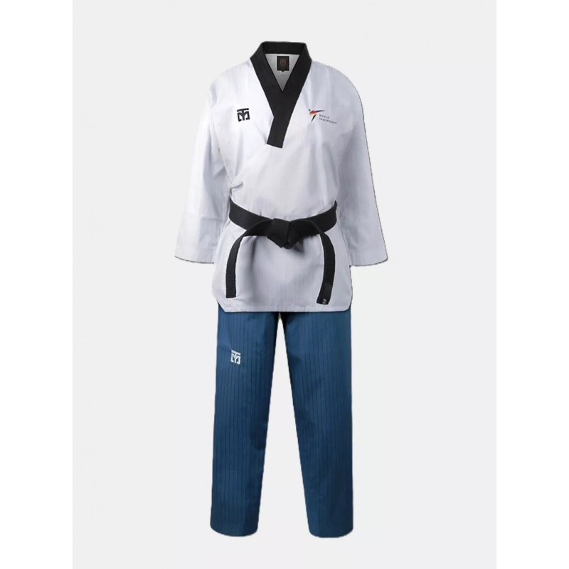 Dobok Poomsae TAEBAEK femme complet, haut blanc et pantalon bleu clair.