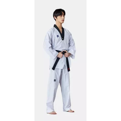 Dobok Taekwondo MOOTO EXTERA 3 homme, haut blanc et pantalon blanc.