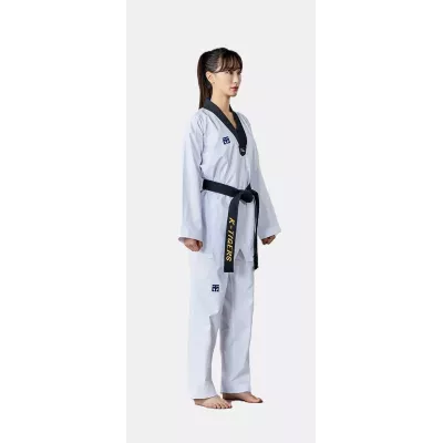 Dobok de Taekwondo MOOTO EXTERA 3 femme, haut blanc avec col noir.