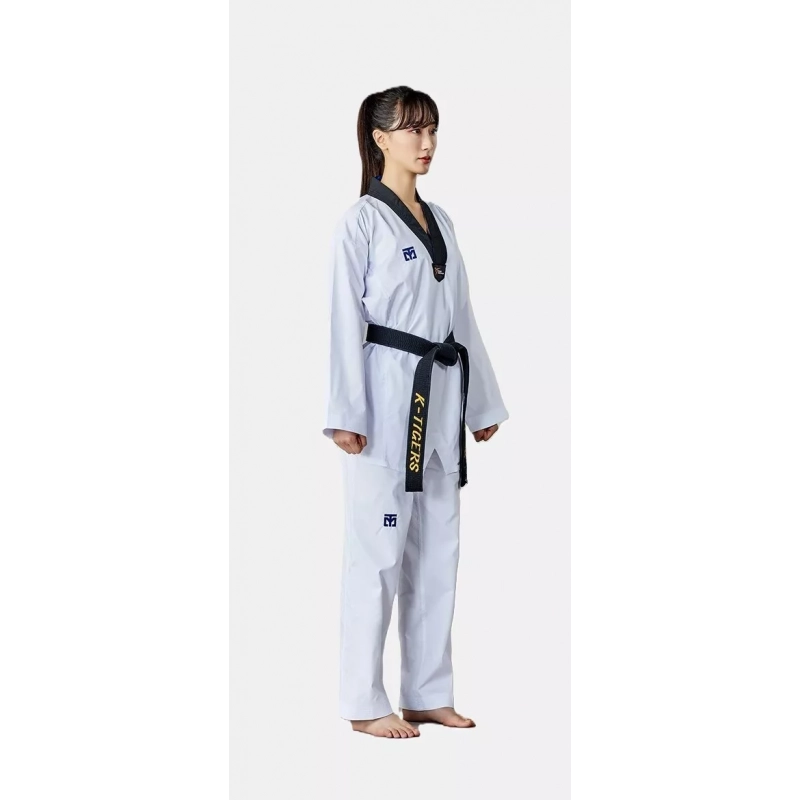 Dobok de Taekwondo MOOTO EXTERA 3 femme, haut blanc avec col noir.