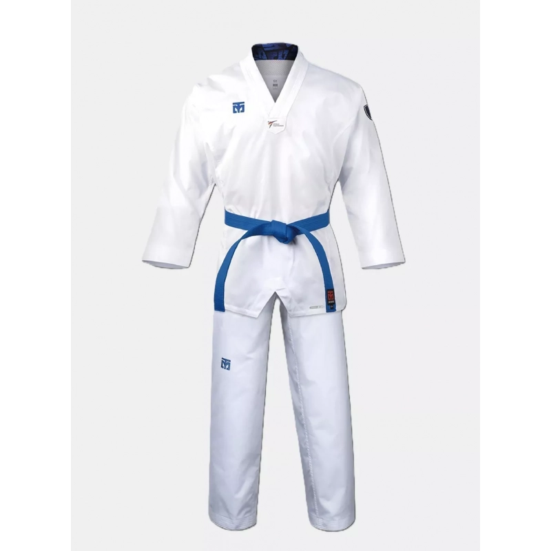 Dobok Taekwondo MOOTO EXTERA 3 col blanc, haut et pantalon blancs avec ceinture bleue.