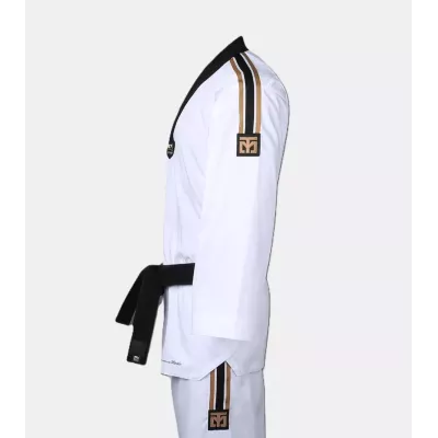 Vue de côté du Dobok MOOTO PRIDE III, avec bandes dorées sur le haut et le pantalon.