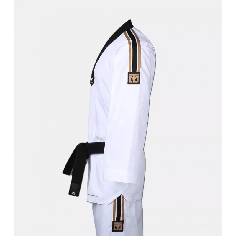 Vue de côté du Dobok MOOTO PRIDE III, avec bandes dorées sur le haut et le pantalon.