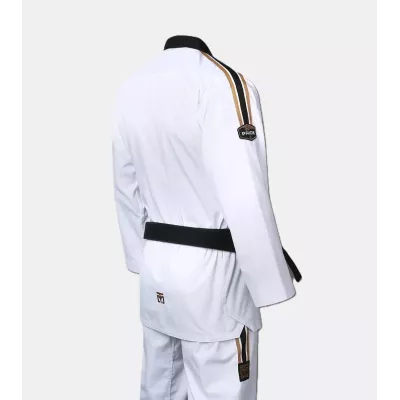 Vue de dos du Dobok MOOTO PRIDE III, avec bandes dorées sur les manches.