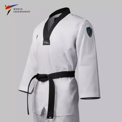 Détail du haut de Dobok Taekwondo MOOTO SUPER CHALLENGER, col noir.