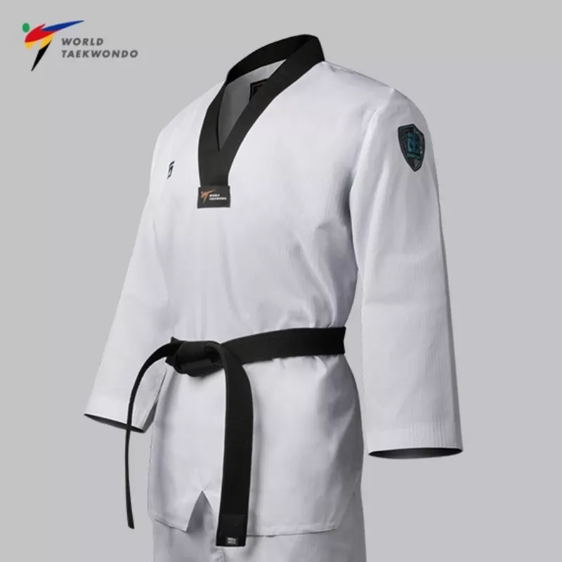 Détail du haut de Dobok Taekwondo MOOTO SUPER CHALLENGER, col noir.
