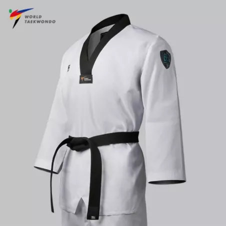 Détail du haut de Dobok Taekwondo MOOTO SUPER CHALLENGER, col noir.