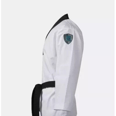 Vue de côté du Dobok MOOTO SUPER CHALLENGER, col noir et logo sur l'épaule.