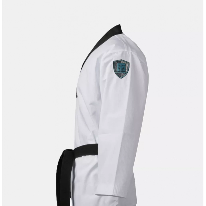 Vue de côté du Dobok MOOTO SUPER CHALLENGER, col noir et logo sur l'épaule.