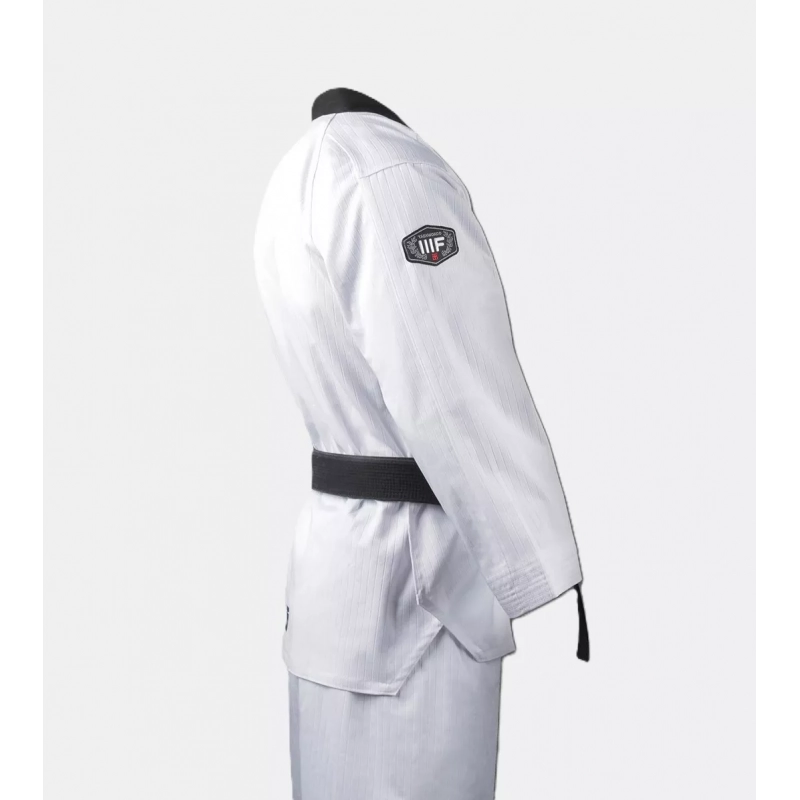 Vue de côté du Dobok Taekwondo MOOTO 3F, haut blanc.