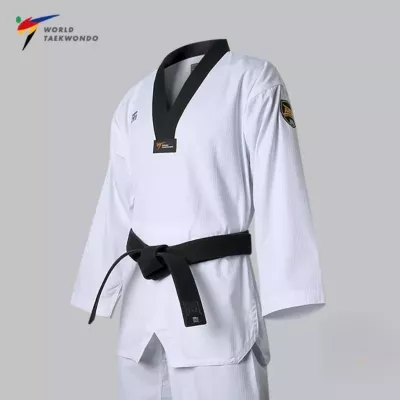 Dobok de compétition MOOTO First Class 2, haut blanc et pantalon blanc.