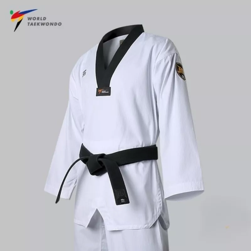 Dobok de compétition MOOTO First Class 2, haut blanc et pantalon blanc.