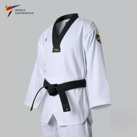 Dobok de compétition MOOTO First Class 2, haut blanc et pantalon blanc.