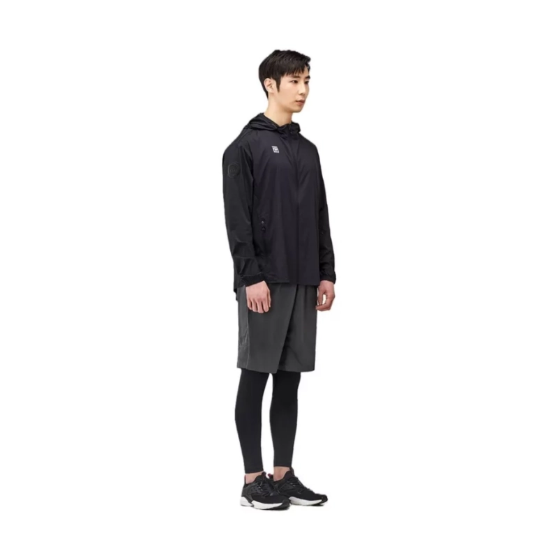 VESTE MOOTO TAEPOONG NOIRE porter par un homme