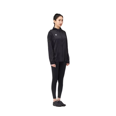 VESTE MOOTO TAEPOONG NOIRE porter par une femme