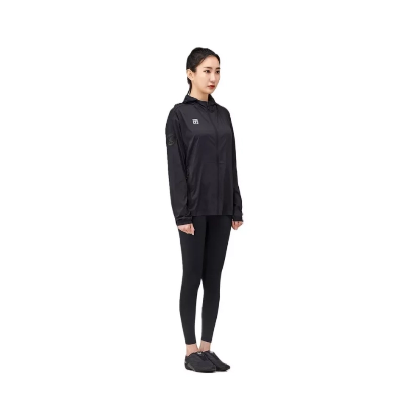 VESTE MOOTO TAEPOONG NOIRE porter par une femme