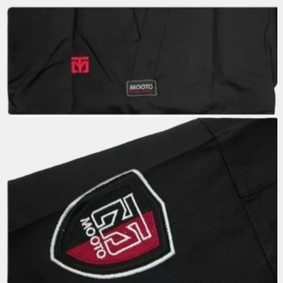 Détail du haut de Dobok MOOTO BLACK CHALLENGER, col noir.